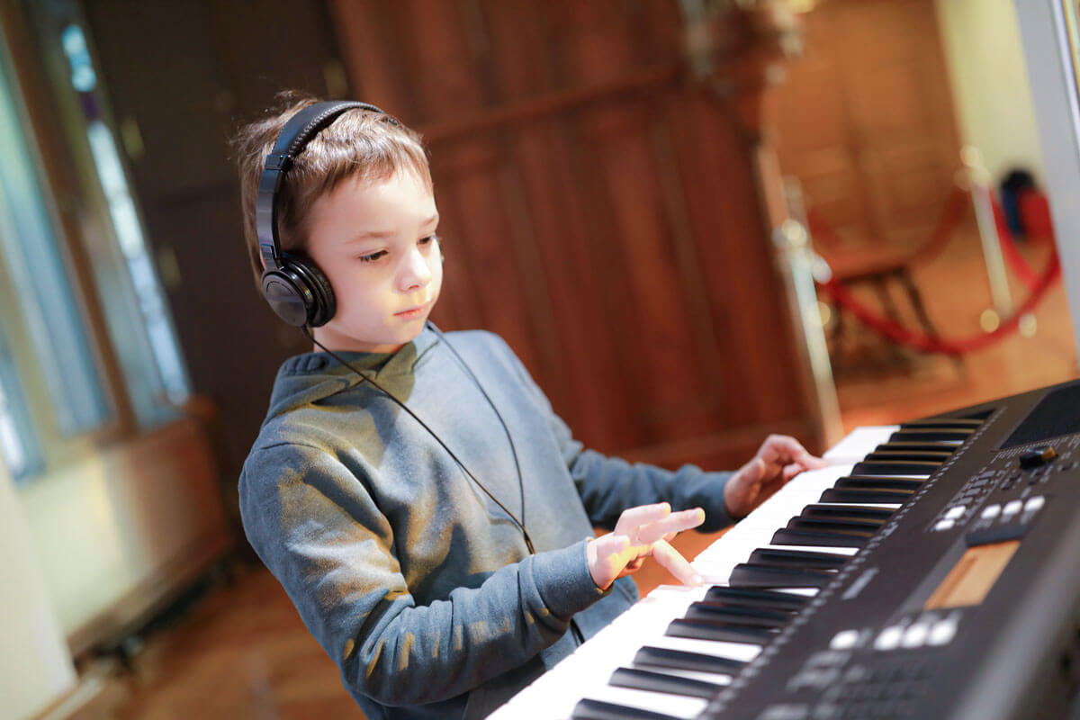 1 класс без музыки. Синтезатор для мальчика. Человек играет на синтезаторе. Скрипка фортепиано дети. Playing the Synthesizer.